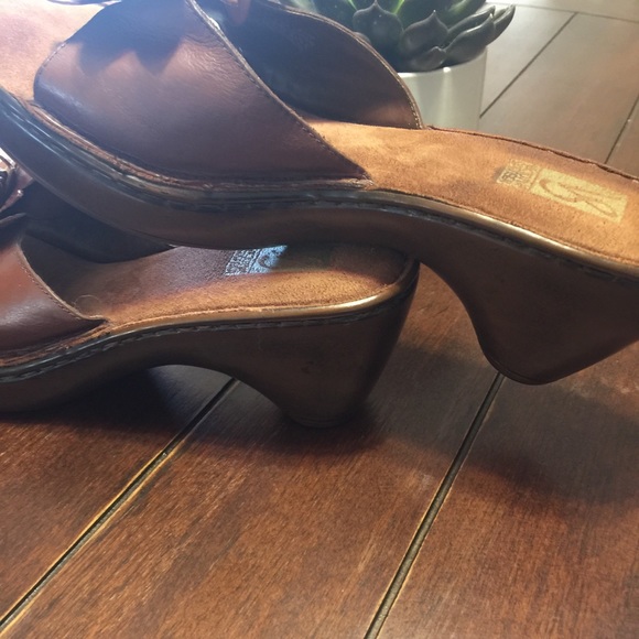 Victoria Spenser Leather Wedges w/Leather Flower - Picture 3 of 8